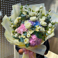 Garden Mix” – Hydrangeas, Roses, Lisianthuses, and Eucalyptus – Vibrant and Fresh