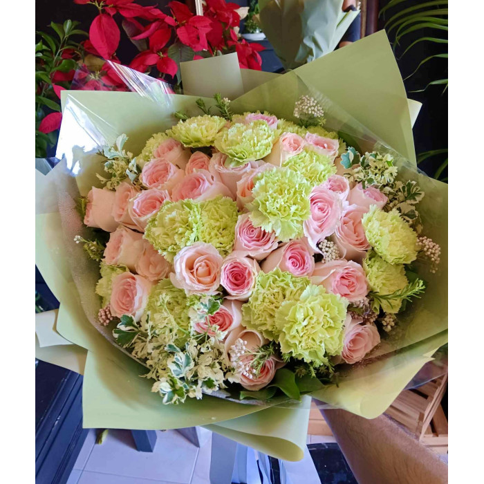 Букет свежих цветов "Анжелика" из зеленых гвоздик и розовых роз